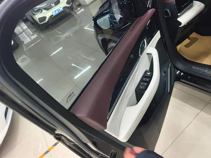 Фото 7 - Geely Monjaro