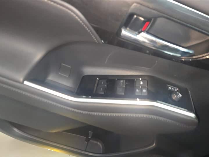 Фото 7 - Toyota Crown Kluger