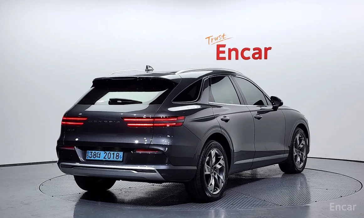 Фото 2 - Genesis GV70