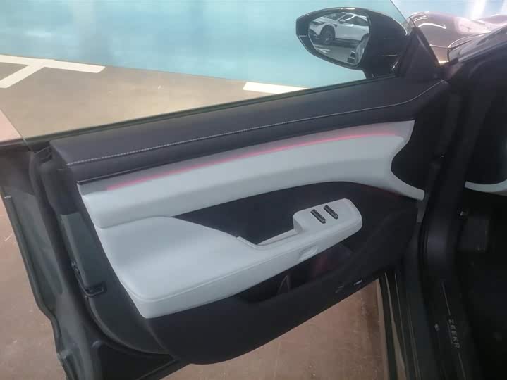 Фото 7 - Zeekr 001