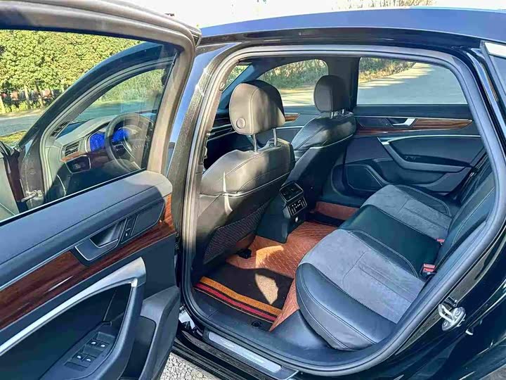 Фото 9 - Audi A6L