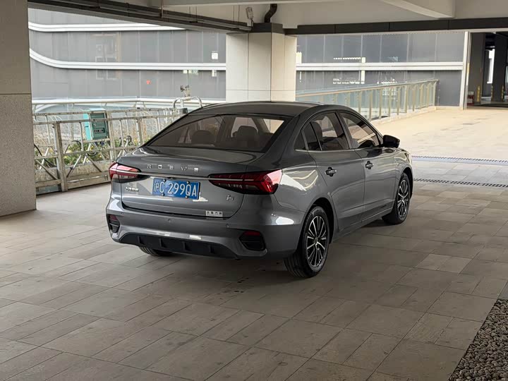 Фото 5 - Roewe i5