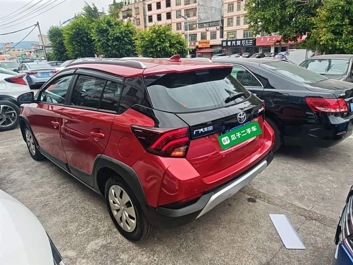 Фото 5 - Toyota Yaris L Hatchback