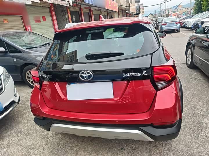 Фото 6 - Toyota Yaris L Hatchback