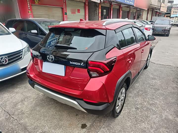 Фото 7 - Toyota Yaris L Hatchback