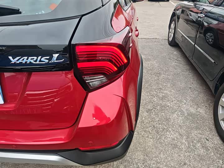 Фото 8 - Toyota Yaris L Hatchback