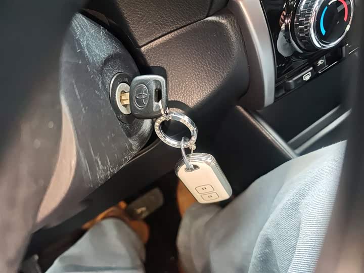 Фото 9 - Toyota Yaris L Hatchback