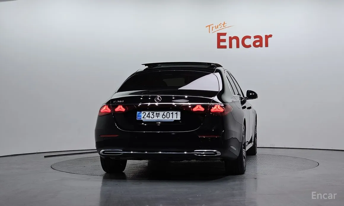 Фото 4 - Mercedes-Benz E-Class