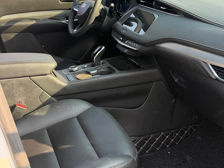 Фото 7 - Cadillac XT4