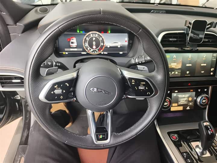 Фото 3 - Jaguar XE L