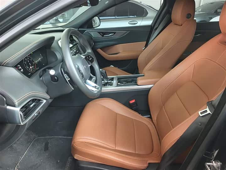 Фото 7 - Jaguar XE L