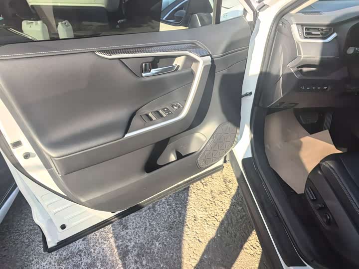 Фото 7 - Toyota RAV4