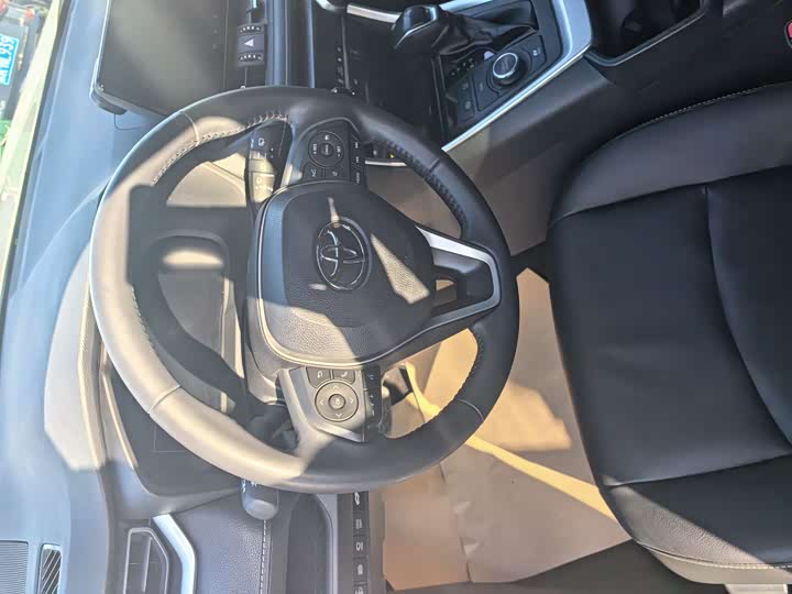 Фото 8 - Toyota RAV4