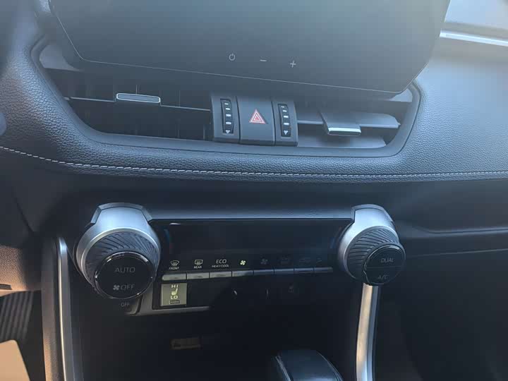 Фото 9 - Toyota RAV4