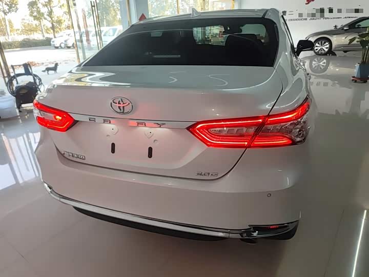 Фото 6 - Toyota Camry