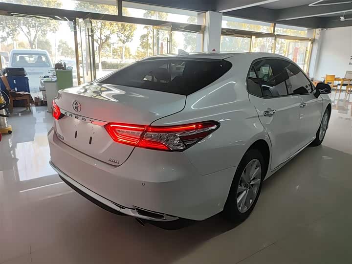 Фото 7 - Toyota Camry