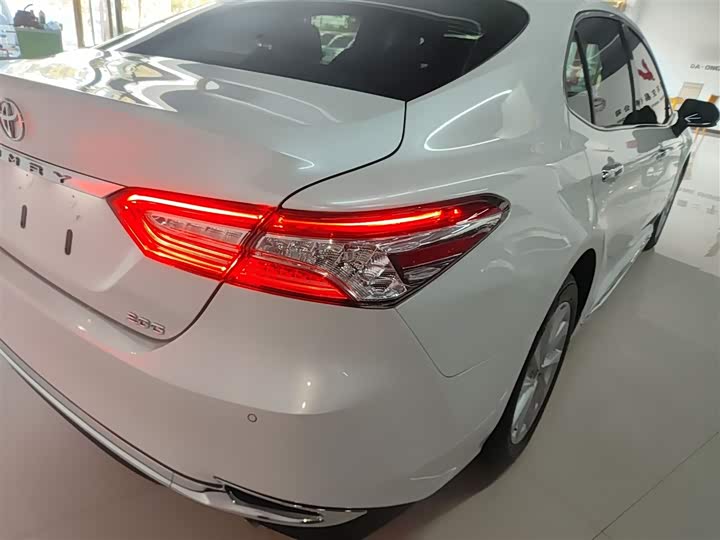 Фото 8 - Toyota Camry