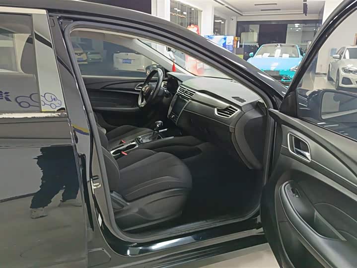 Фото 8 - Roewe i5