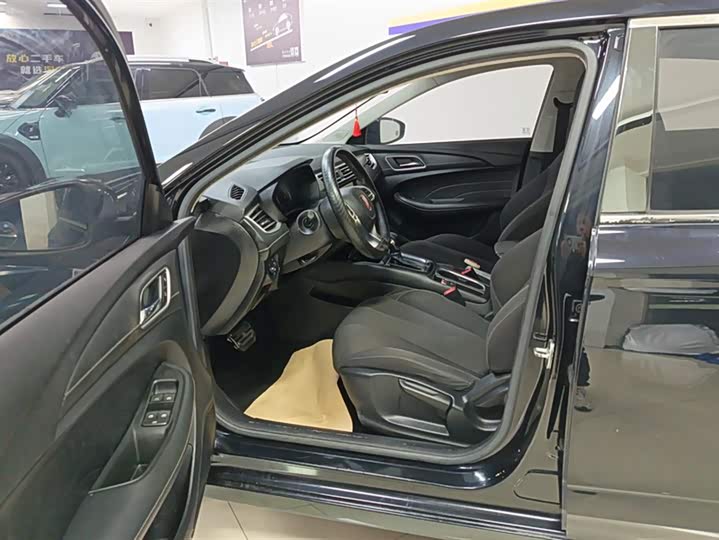 Фото 9 - Roewe i5