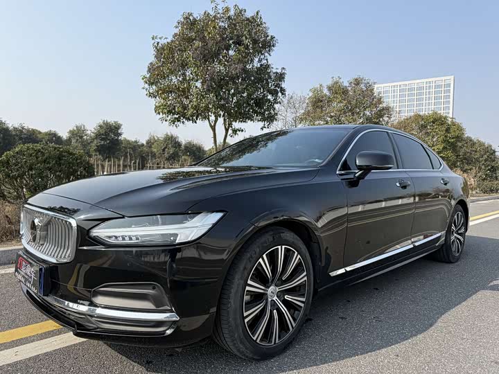 Фото 1 - Volvo S90