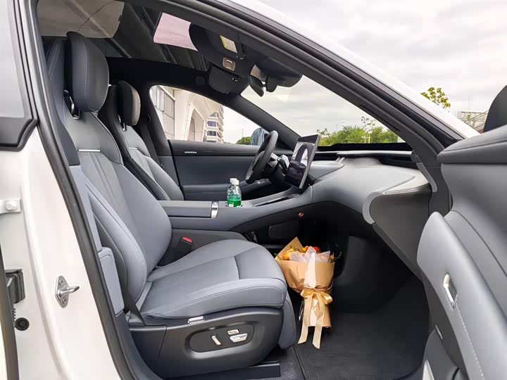 Фото 2 - Xiaomi YU7