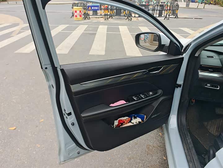 Фото 7 - Geely Emgrand L Hi·P Hybrid