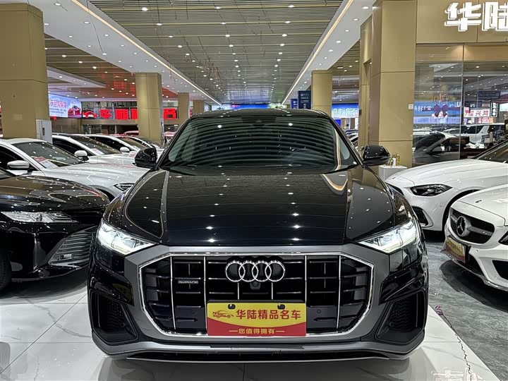 Фото 2 - Audi Q8