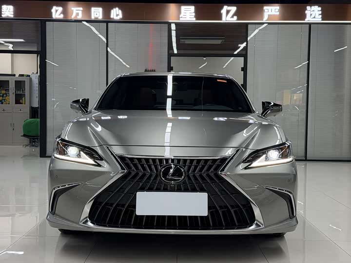 Фото 2 - Lexus ES