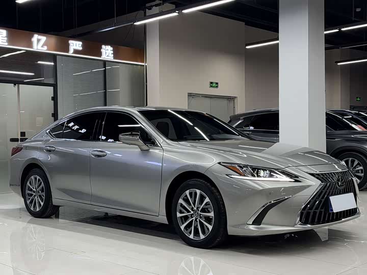 Фото 3 - Lexus ES