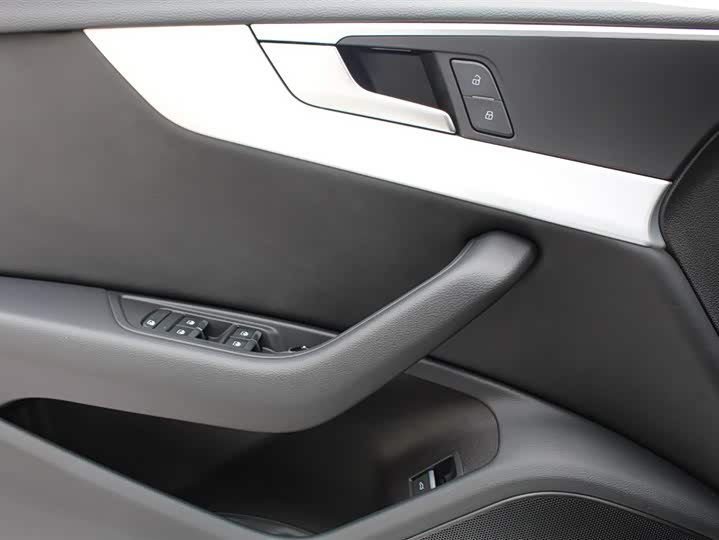 Фото 2 - Audi A4L