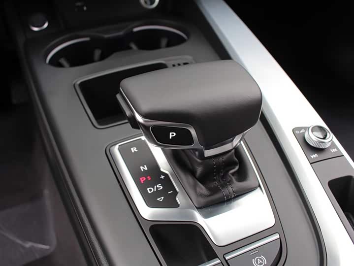 Фото 4 - Audi A4L