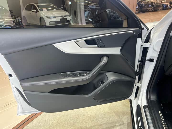 Фото 8 - Audi A4L