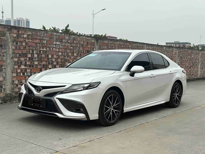 Фото 1 - Toyota Camry