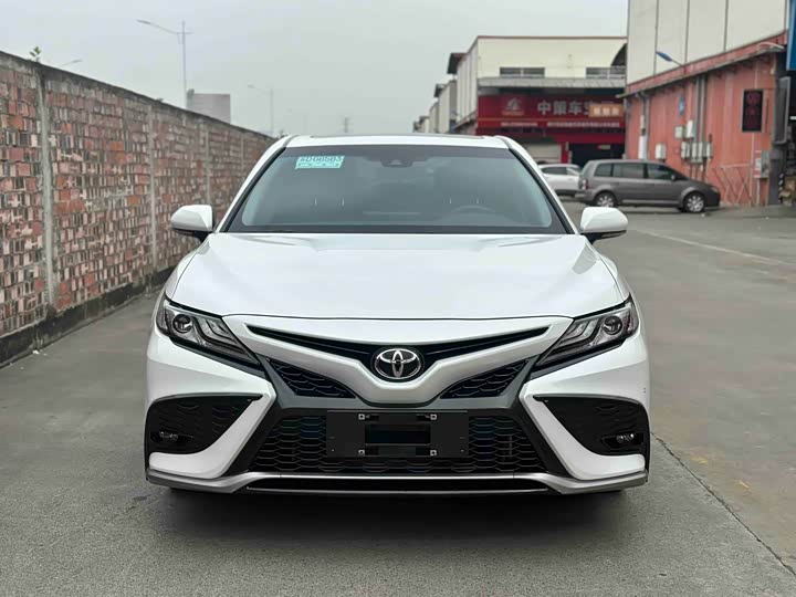 Фото 2 - Toyota Camry