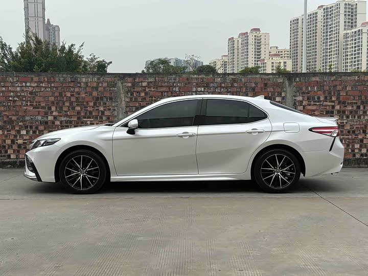 Фото 3 - Toyota Camry