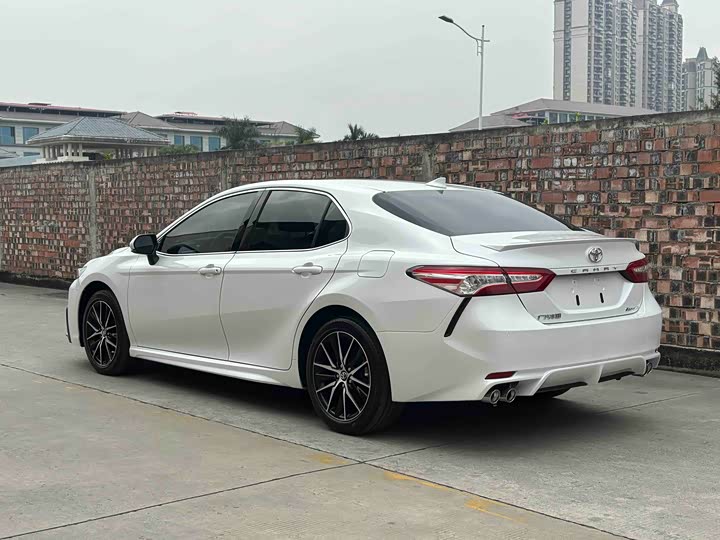 Фото 4 - Toyota Camry