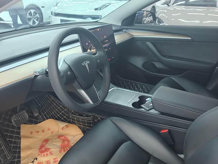 Фото 4 - Tesla Model 3