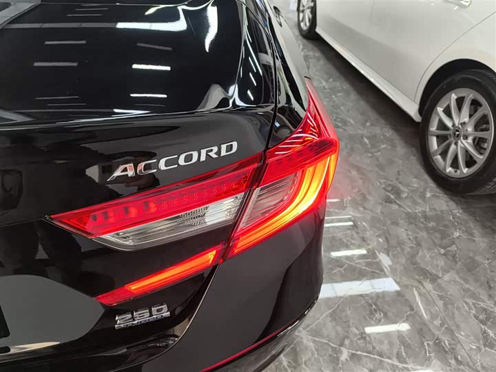 Фото 8 - Honda Accord
