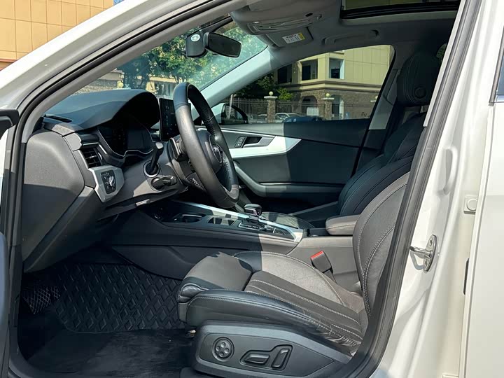 Фото 8 - Audi A4L