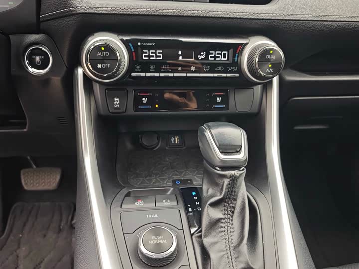 Фото 9 - Toyota Wildlander