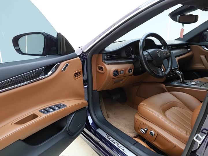 Фото 2 - Maserati Quattroporte