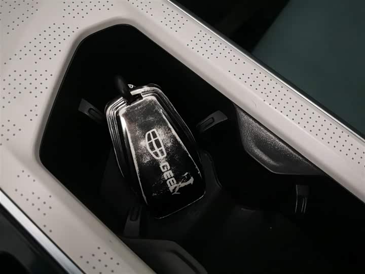 Фото 9 - Geely Emgrand L Hi·P Hybrid