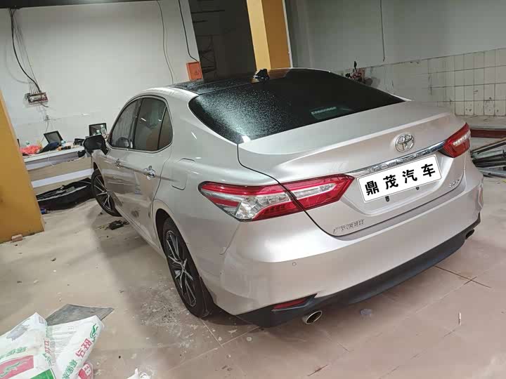 Фото 2 - Toyota Camry