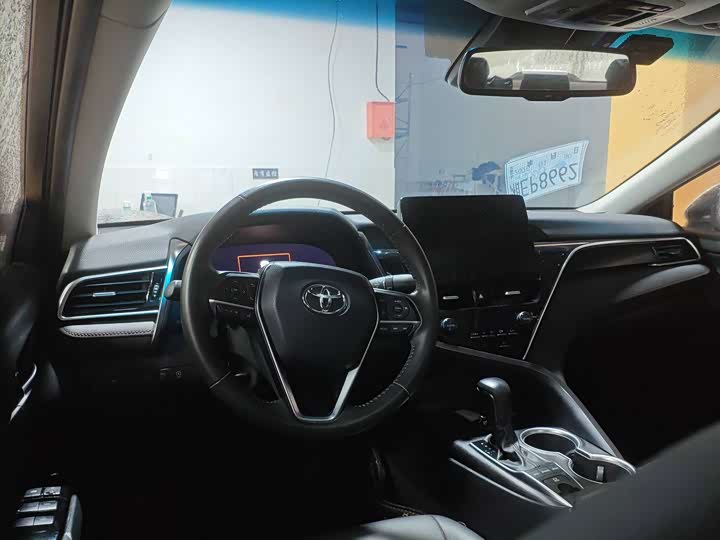 Фото 8 - Toyota Camry