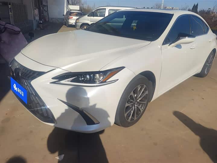 Фото 1 - Lexus ES