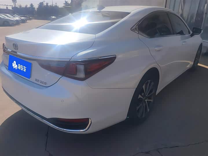 Фото 3 - Lexus ES