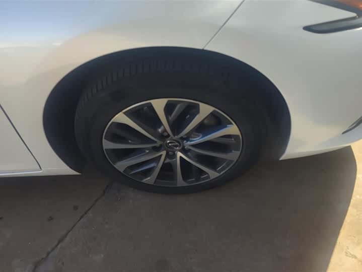 Фото 6 - Lexus ES