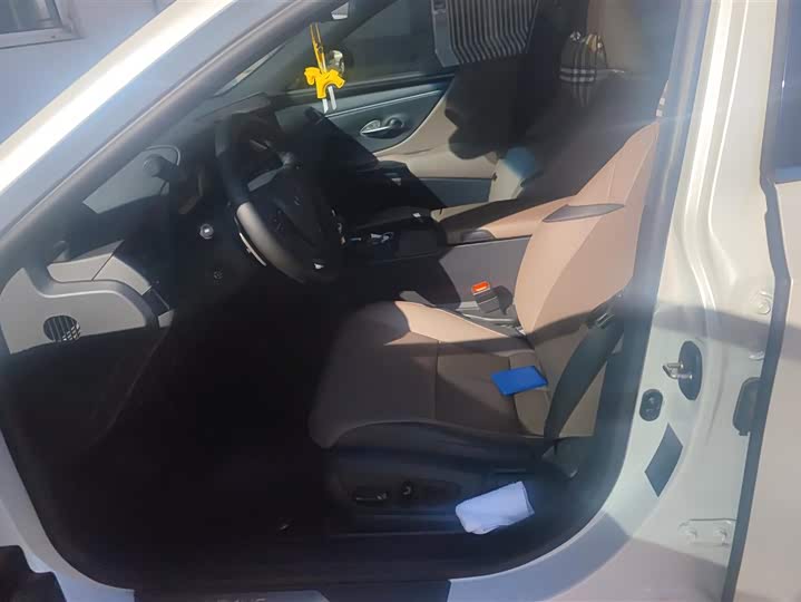 Фото 9 - Lexus ES