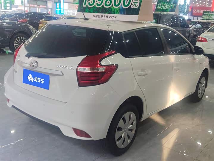 Фото 3 - Toyota Yaris L Hatchback