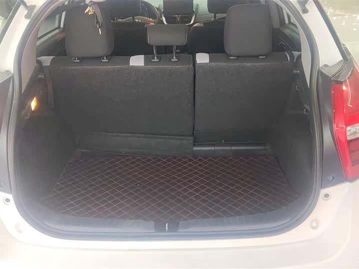 Фото 4 - Toyota Yaris L Hatchback